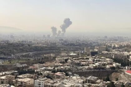 Humo sobre Teherán, Irán, tras los ataques a objetivos estratégicos en la ciudad. Foto de archivo.