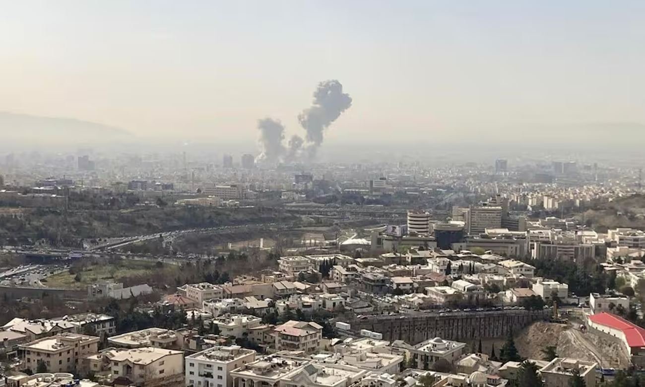 Humo sobre Teherán, Irán, tras los ataques a objetivos estratégicos en la ciudad. Foto de archivo.