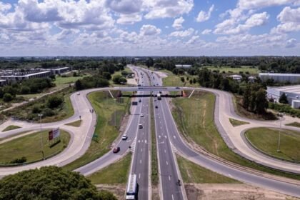 Autopista Rosario-Santa Fe con el nuevo tercer carril habilitado en el tramo Rosario–San Lorenzo, una obra destinada a mejorar la seguridad vial y agilizar el tránsito pesado hacia el cordón portuario.