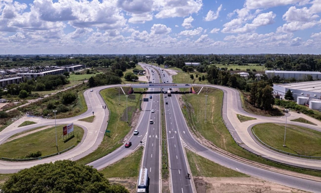 Autopista Rosario-Santa Fe con el nuevo tercer carril habilitado en el tramo Rosario–San Lorenzo, una obra destinada a mejorar la seguridad vial y agilizar el tránsito pesado hacia el cordón portuario.