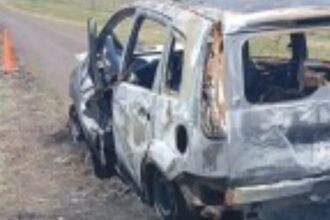 Peritos trabajan en el lugar donde fue hallado el auto calcinado de Luciano Emeri, en un camino rural de Cerrito, Entre Ríos.