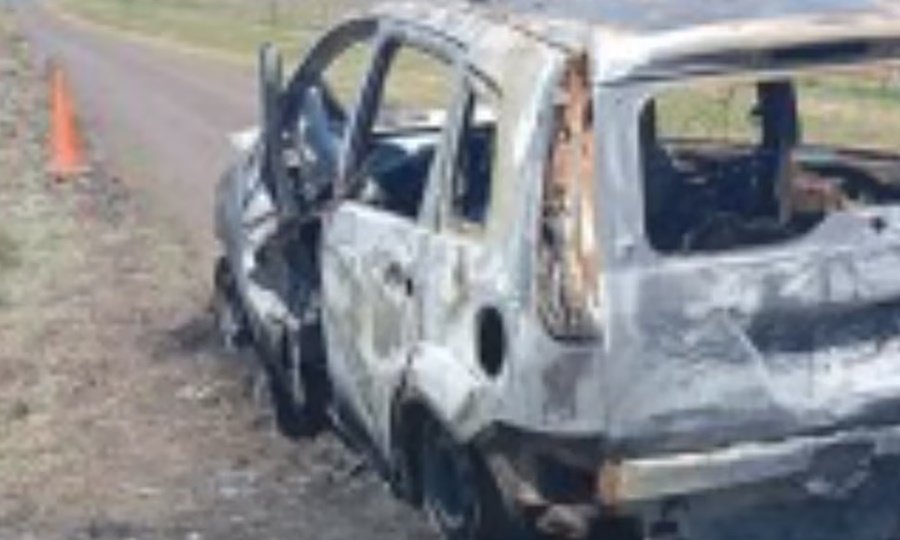 Peritos trabajan en el lugar donde fue hallado el auto calcinado de Luciano Emeri, en un camino rural de Cerrito, Entre Ríos.