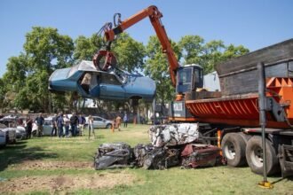 Operativo de compactación de vehículos secuestrados realizado en el depósito municipal de Cañada de Gómez, departamento Iriondo.