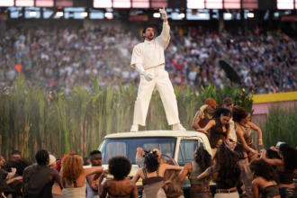 Bad Bunny durante su histórica presentación en el show de entretiempo del Super Bowl, ante millones de espectadores en todo el mundo.