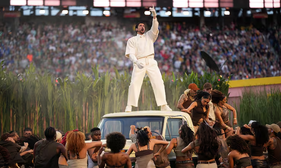 Bad Bunny durante su histórica presentación en el show de entretiempo del Super Bowl, ante millones de espectadores en todo el mundo.