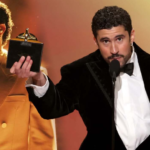 El artista puertorriqueño Bad Bunny sostiene su galardón durante la ceremonia de los Premios Grammy.