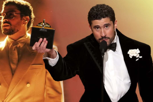El artista puertorriqueño Bad Bunny sostiene su galardón durante la ceremonia de los Premios Grammy.