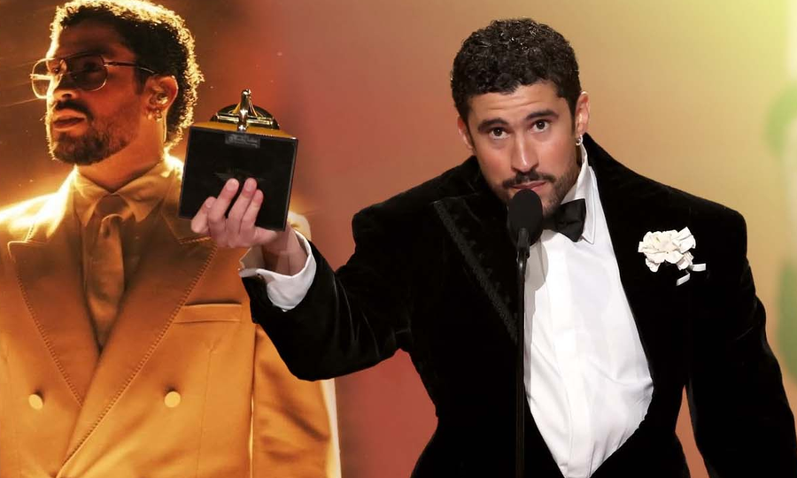 El artista puertorriqueño Bad Bunny sostiene su galardón durante la ceremonia de los Premios Grammy.