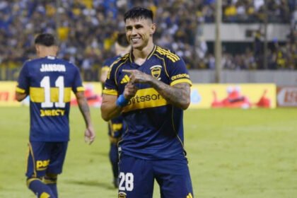 Adam Bareiro celebra uno de sus goles con la camiseta de Boca Juniors en un partido oficial. Foto: archivo.