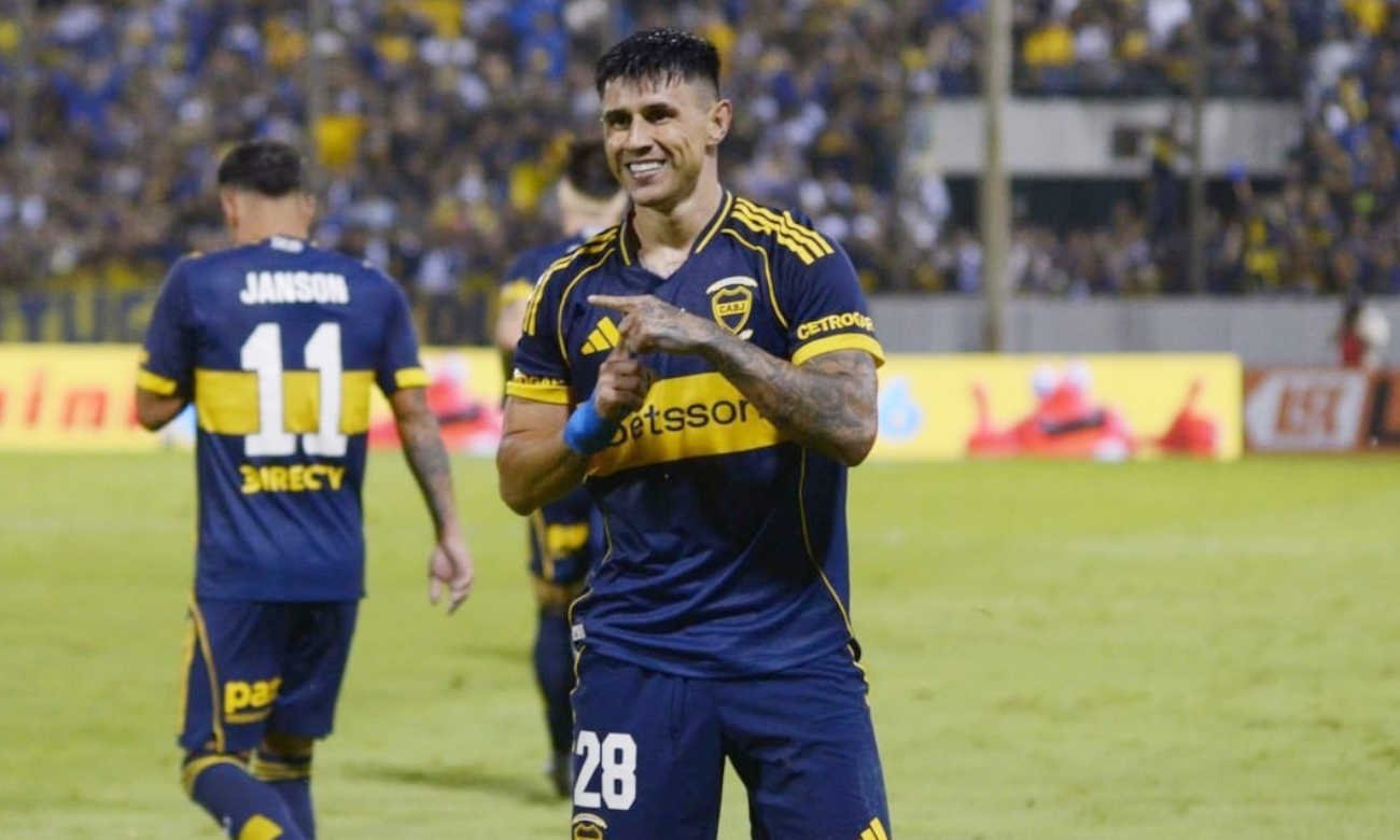 Adam Bareiro celebra uno de sus goles con la camiseta de Boca Juniors en un partido oficial. Foto: archivo.