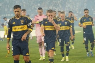 Jugadores de Boca se retiran del campo de juego tras la derrota ante Vélez en el estadio José Amalfitani. (Foto: archivo)
