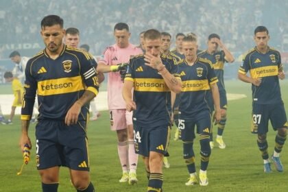 Jugadores de Boca se retiran del campo de juego tras la derrota ante Vélez en el estadio José Amalfitani. (Foto: archivo)