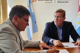 El senador Rodrigo Borla junto al ministro de Educación provincial José Goity durante una reunión de trabajo en la ciudad de Santa Fe. Foto de archivo.