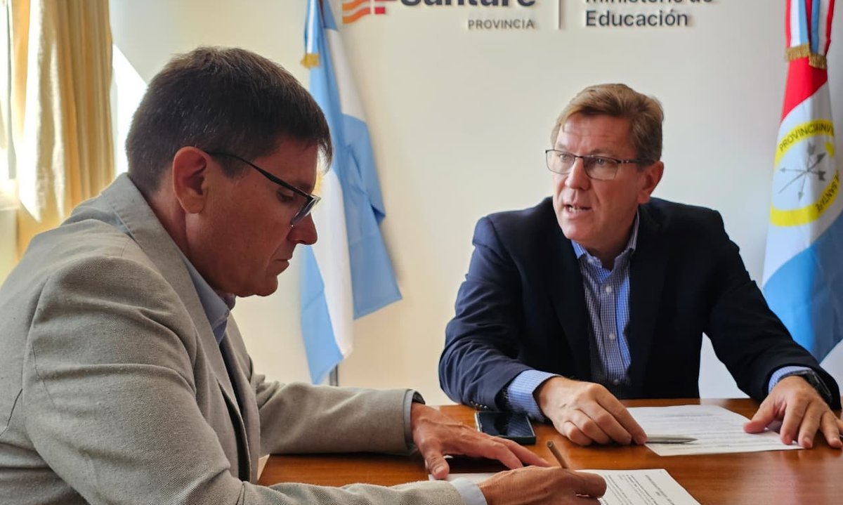 El senador Rodrigo Borla junto al ministro de Educación provincial José Goity durante una reunión de trabajo en la ciudad de Santa Fe. Foto de archivo.