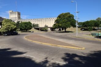 Intersección de avenida Presidente Illia y 3 de Febrero, uno de los puntos estratégicos del sur de Santa Fe donde se implementarán mejoras en seguridad vial.
