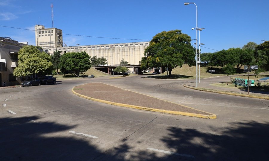 Intersección de avenida Presidente Illia y 3 de Febrero, uno de los puntos estratégicos del sur de Santa Fe donde se implementarán mejoras en seguridad vial.