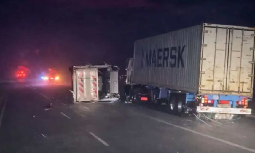 Camiones volcados sobre la Ruta 9 tras un temporal con intensas ráfagas de viento en el sur santafesino.