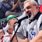 Claudio Girardi encabeza una movilización de la CGT Regional Santa Fe durante una jornada de protesta sindical.