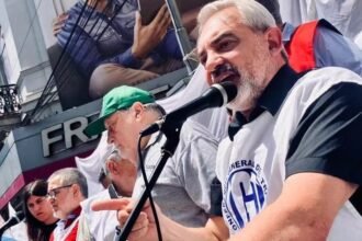 Claudio Girardi encabeza una movilización de la CGT Regional Santa Fe durante una jornada de protesta sindical.