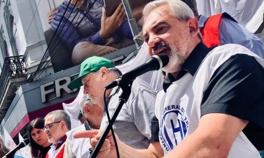 Claudio Girardi encabeza una movilización de la CGT Regional Santa Fe durante una jornada de protesta sindical.