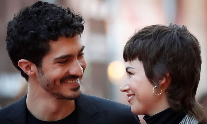 Úrsula Corberó y Chino Darín en una aparición pública. La pareja mantiene una relación desde 2015 y suele preservar su vida privada del foco mediático.