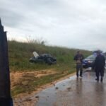 El camión con acoplado y el automóvil tras el impacto ocurrido en la madrugada. Foto: Gentileza.