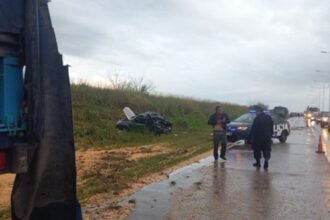 El camión con acoplado y el automóvil tras el impacto ocurrido en la madrugada. Foto: Gentileza.