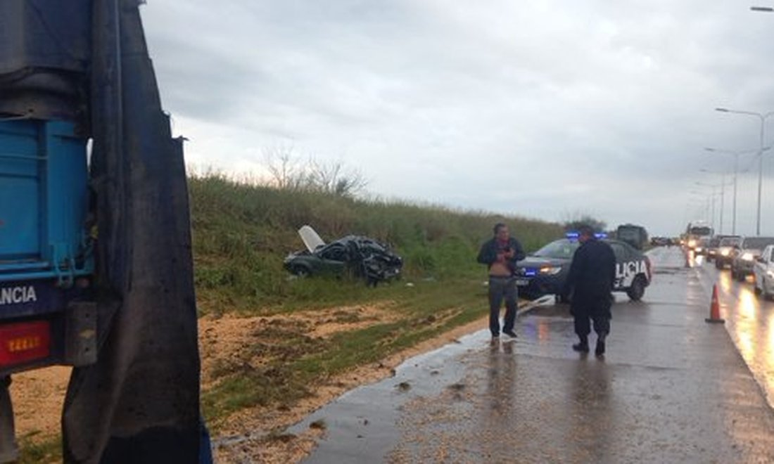 El camión con acoplado y el automóvil tras el impacto ocurrido en la madrugada. Foto: Gentileza.