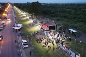 Autoridades provinciales y municipales durante el acto de inauguración de la ciclovía sur en Laguna Paiva, con vista al nuevo corredor de más de 1,4 kilómetros destinado a la movilidad sustentable y al uso recreativo de la comunidad.