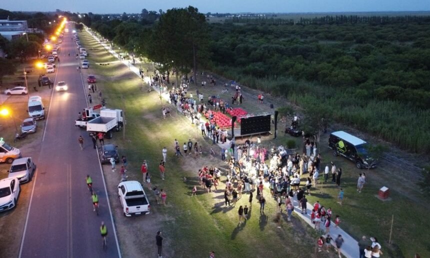 Autoridades provinciales y municipales durante el acto de inauguración de la ciclovía sur en Laguna Paiva, con vista al nuevo corredor de más de 1,4 kilómetros destinado a la movilidad sustentable y al uso recreativo de la comunidad.