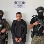 El detenido es trasladado esposado y escoltado por agentes federales tras el operativo en el centro de Rosario.