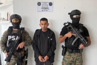 El detenido es trasladado esposado y escoltado por agentes federales tras el operativo en el centro de Rosario.