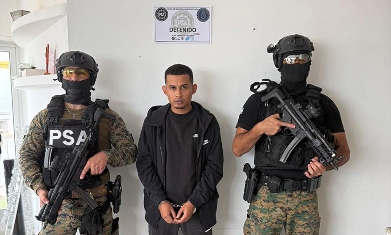 El detenido es trasladado esposado y escoltado por agentes federales tras el operativo en el centro de Rosario.