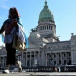 Manifestantes se concentran frente al Congreso de la Nación durante una jornada de protestas en rechazo a iniciativas legislativas.