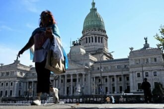 Manifestantes se concentran frente al Congreso de la Nación durante una jornada de protestas en rechazo a iniciativas legislativas.