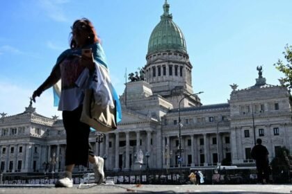 Manifestantes se concentran frente al Congreso de la Nación durante una jornada de protestas en rechazo a iniciativas legislativas.