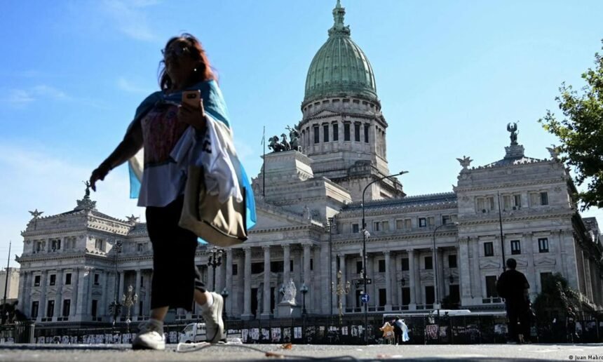 Manifestantes se concentran frente al Congreso de la Nación durante una jornada de protestas en rechazo a iniciativas legislativas.