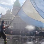 Manifestantes se concentran frente al Congreso de la Nación durante una jornada de protestas y movilizaciones sindicales en reclamo por medidas económicas y laborales. (Foto de archivo)
