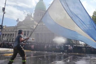 Manifestantes se concentran frente al Congreso de la Nación durante una jornada de protestas y movilizaciones sindicales en reclamo por medidas económicas y laborales. (Foto de archivo)