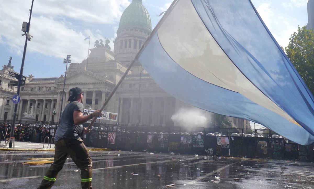 Manifestantes se concentran frente al Congreso de la Nación durante una jornada de protestas y movilizaciones sindicales en reclamo por medidas económicas y laborales. (Foto de archivo)
