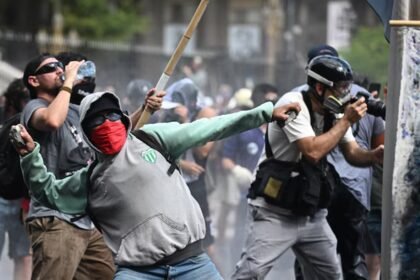 Manifestantes y fuerzas de seguridad frente al Congreso durante una jornada de tensión por la reforma laboral. (Foto de archivo)
