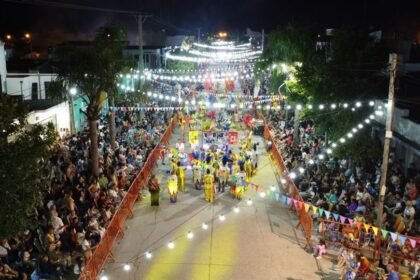 Comparsas y público disfrutan de una nueva edición de los Corsos en Laguna Paiva. Foto: gentileza Municipalidad de Laguna Paiva.