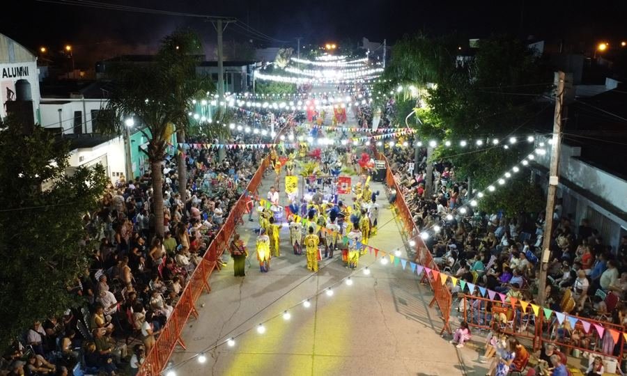 Comparsas y público disfrutan de una nueva edición de los Corsos en Laguna Paiva. Foto: gentileza Municipalidad de Laguna Paiva.
