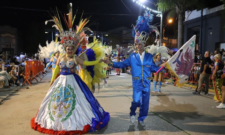 Las comparsas Mangueira y Zumberas 70/30 deslumbraron con su brillo y energía en los Corsos de Laguna Paiva. Foto: gentileza Municipalidad de Laguna Paiva.
