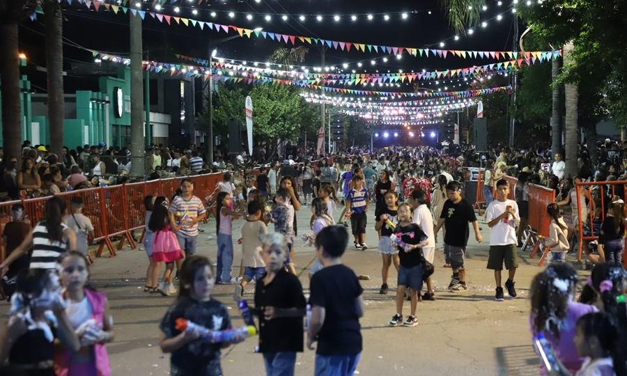 El público colmó la calle Moreno para disfrutar de una noche de música, color y alegría. Foto: gentileza Municipalidad de Laguna Paiva.