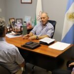Autoridades municipales y provinciales durante una reunión de trabajo para avanzar en mejoras de seguridad vial en Laguna Paiva. Foto: prensa Municipalidad.