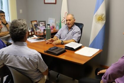Autoridades municipales y provinciales durante una reunión de trabajo para avanzar en mejoras de seguridad vial en Laguna Paiva. Foto: prensa Municipalidad.