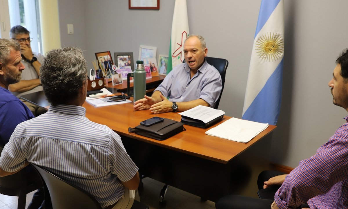 Autoridades municipales y provinciales durante una reunión de trabajo para avanzar en mejoras de seguridad vial en Laguna Paiva. Foto: prensa Municipalidad.