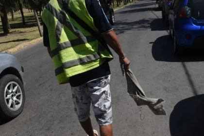 Imagen de un cuidacoches en la calle, fenómeno recurrente en distintos puntos urbanos.