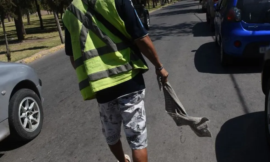 Imagen de un cuidacoches en la calle, fenómeno recurrente en distintos puntos urbanos.